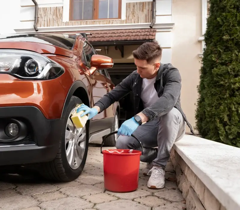 Lavage auto à domicile Abeilhan : professionnel intervenant sur un véhicule